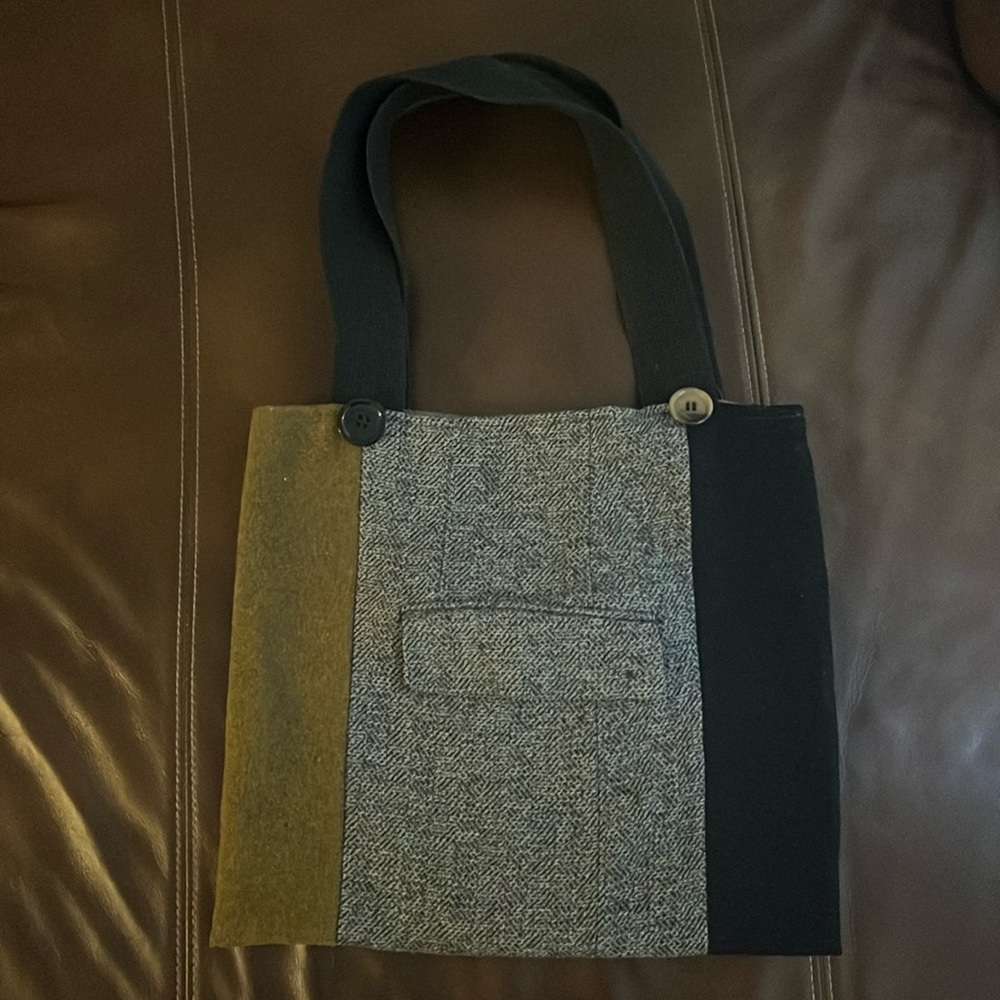 Woman’s Baabaazuzu carry bag
